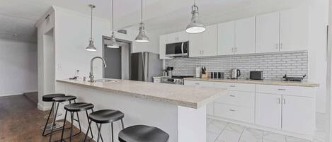 House (6 Bedrooms) | Interior