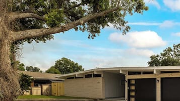 House (6 Bedrooms) | Front of property