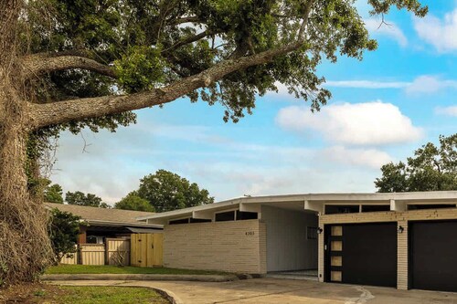 Newly Renovated 6BR 3BA Port Arthur Home With Hot Tub