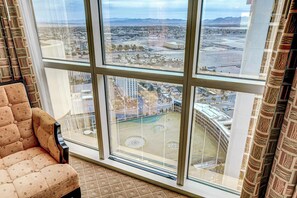 Interior - Spacious MGM Studio Topgolf Pool Views 07718 (Las Vegas)