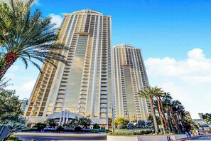 Apartment (0 Bedroom) | Exterior - Spacious MGM Studio Topgolf Pool Views 07718 (Las Vegas)