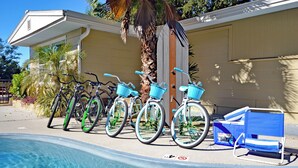 A poolside area with bicycles and a chair. - Siesta Heron 2 (Siesta Key)