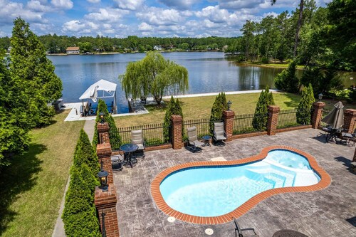 Private Pool! Wateredge Lake House