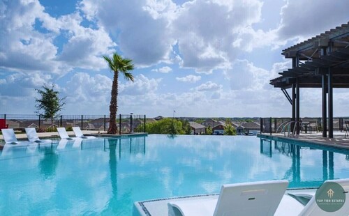 Rare Find Sleeps 13 Family Fun