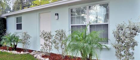 Vista frontal de la propiedad