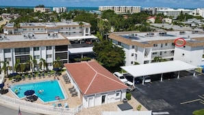 Un hôtel doté d’une piscine, d’un parking et offrant une vue sur l’océan.