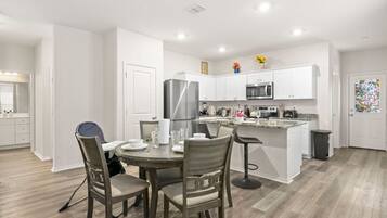House (5 Bedrooms) | Interior