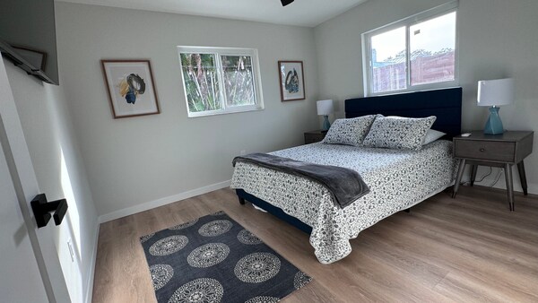 Modern Spacious 3 Bedroom, 2 Bathroom Private Pool Home In Sarasota Near Siesta Key - Sarasota, FL