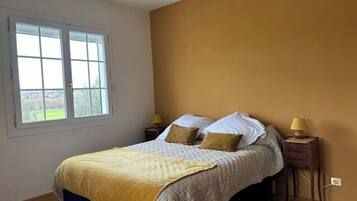 8 chambres, fer et planche à repasser, Wi-Fi, draps fournis