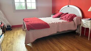 8 bedrooms, iron/ironing board, WiFi, bed sheets