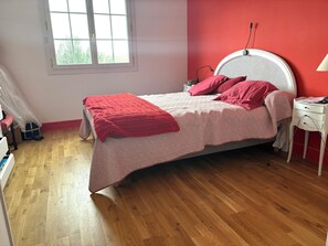 8 多间卧室、熨斗/熨衣板、WiFi、床单