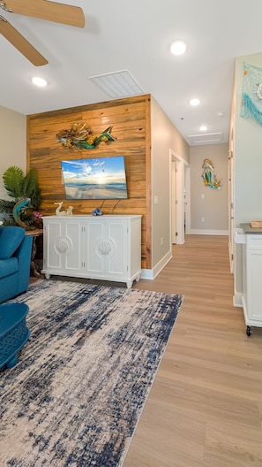 Smart TV - Free Bird @ The Oasis | Relaxed Coastal Cottage Retreat (Rockport)