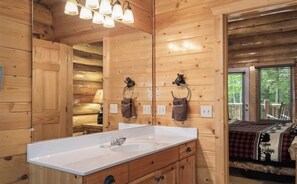 5 bedrooms, desk, iron/ironing board, WiFi - Gatlnburg Cabin Creek Retreat (Gatlinburg)
