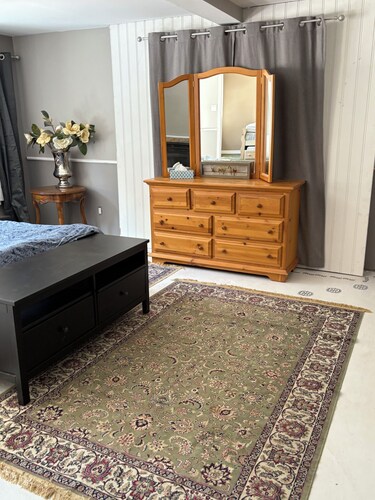 A cute cottage for 2 &/or with small kids.  Waterfront Eagles Mountain views.