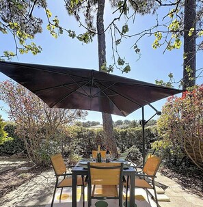 Outdoor dining - Pavilion between golf and ocean for 4 people. (LACANAU OCEAN)