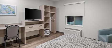 Suite, 1 Queen Bed, Accessible Bathtub, Non Smoking | WiFi (free), bed sheets