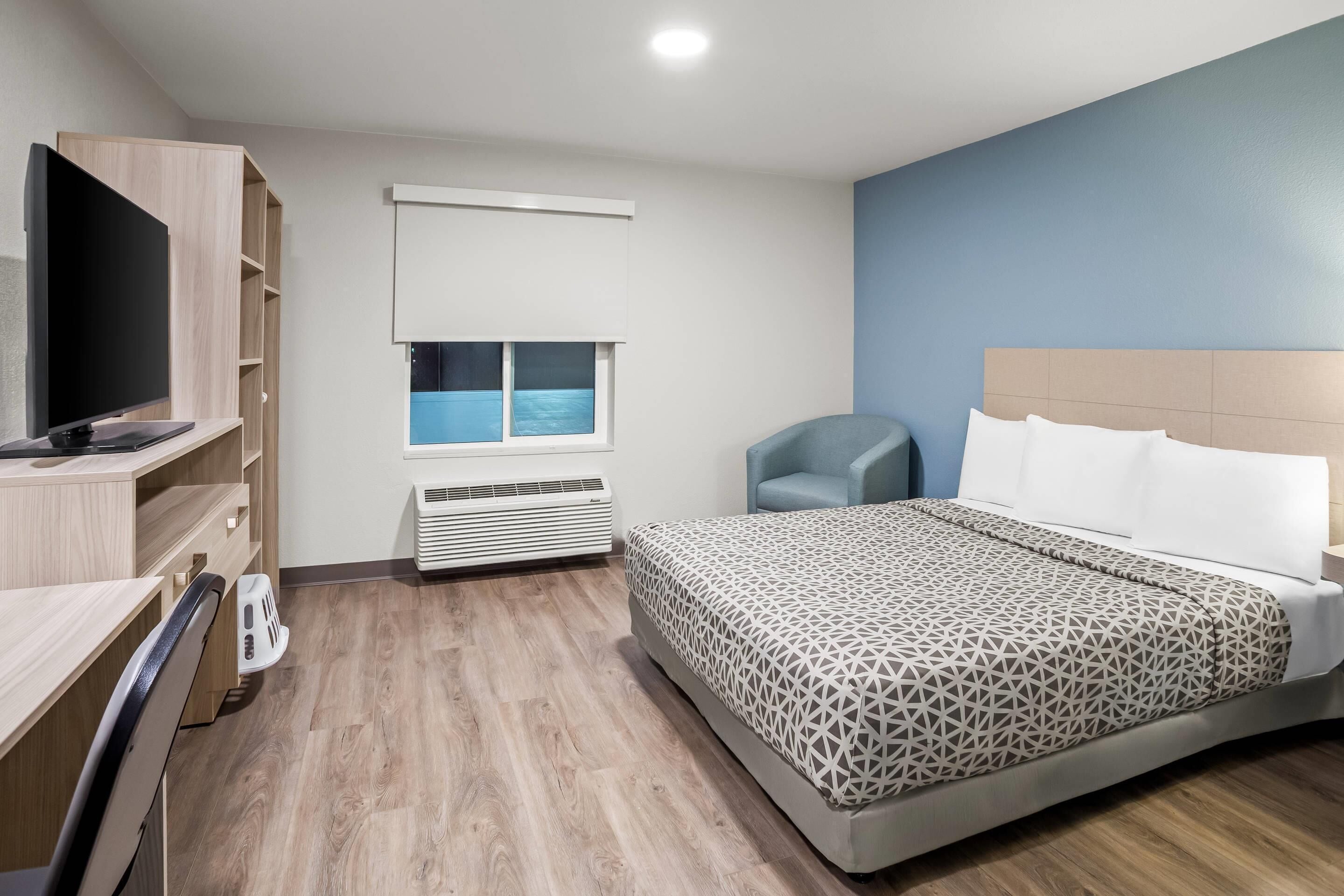 Suite, 1 grand lit, baignoire accessible aux personnes à mobilité réduite, non-fumeurs | Wi-Fi gratuit