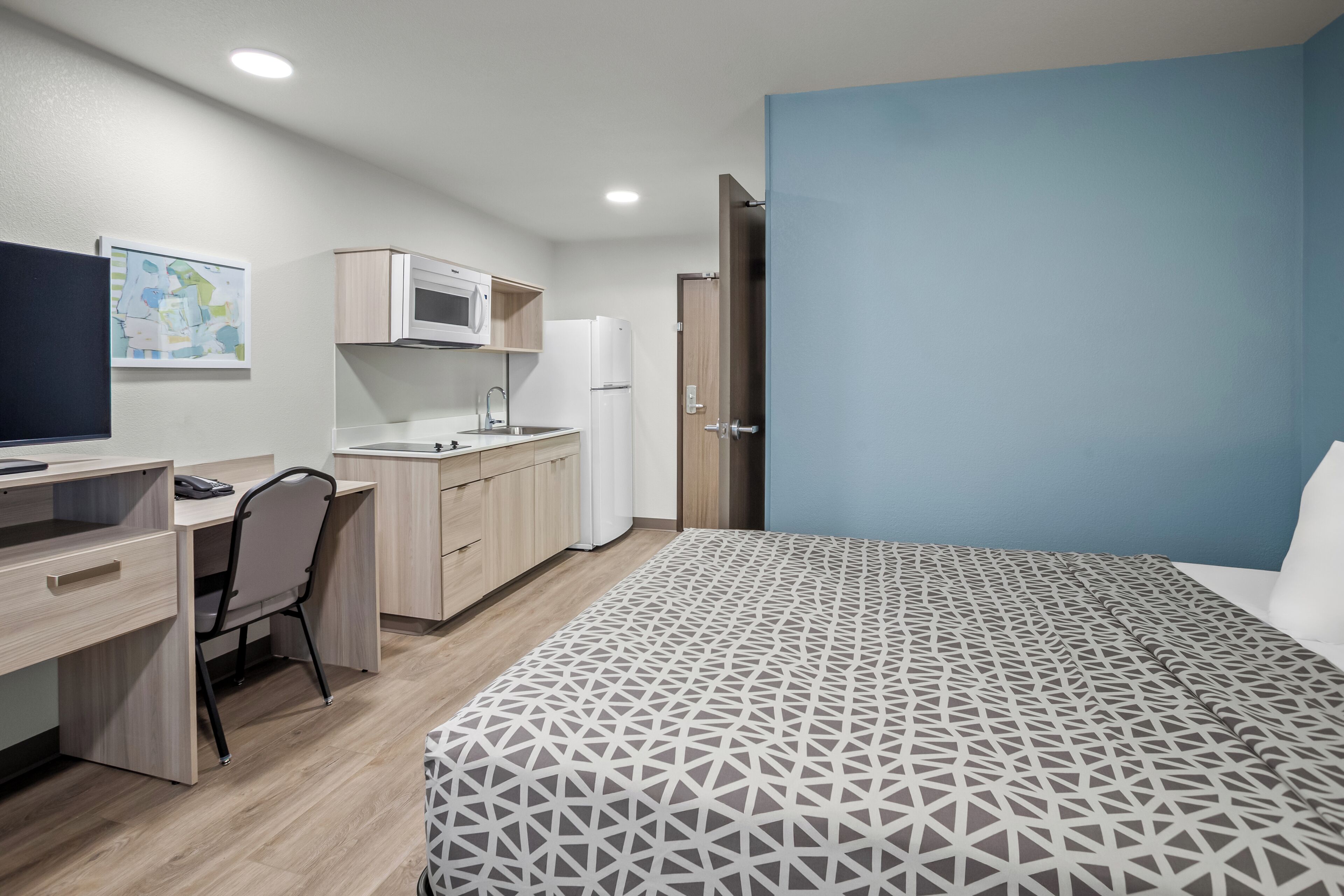 Suite, 1 Queen Bed, Non Smoking | WiFi (free), bed sheets