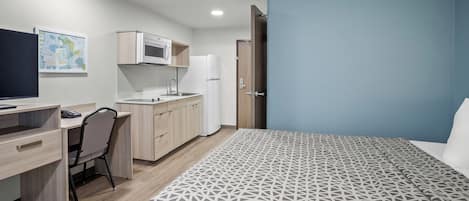 Suite, 1 Queen Bed, Non Smoking | WiFi (free), bed sheets