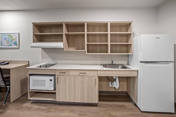Suite, 1 King Bed, Accessible, Non Smoking | WiFi (free), bed sheets