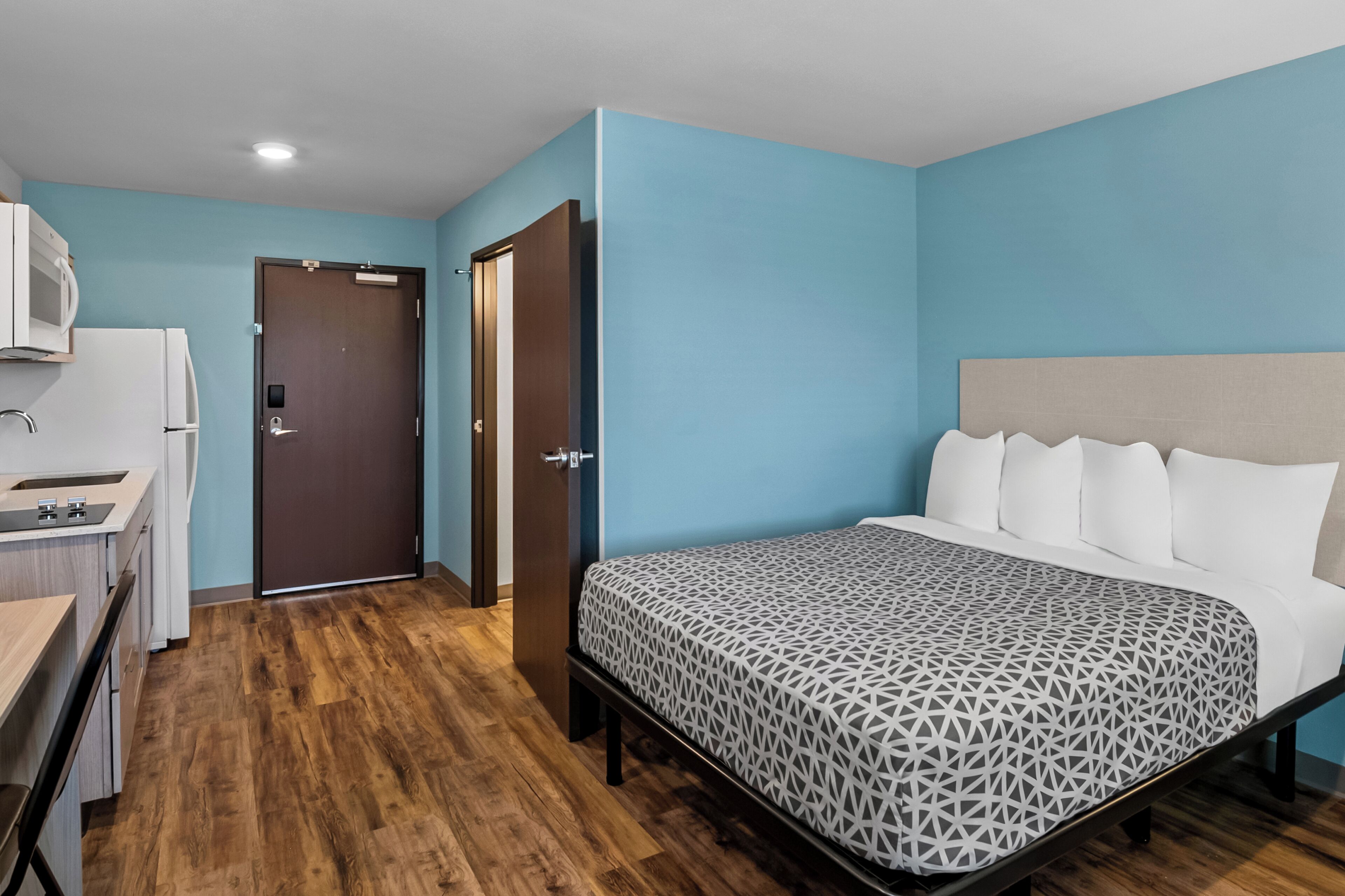 Suite, 1 Queen Bed, Non Smoking | WiFi (free)