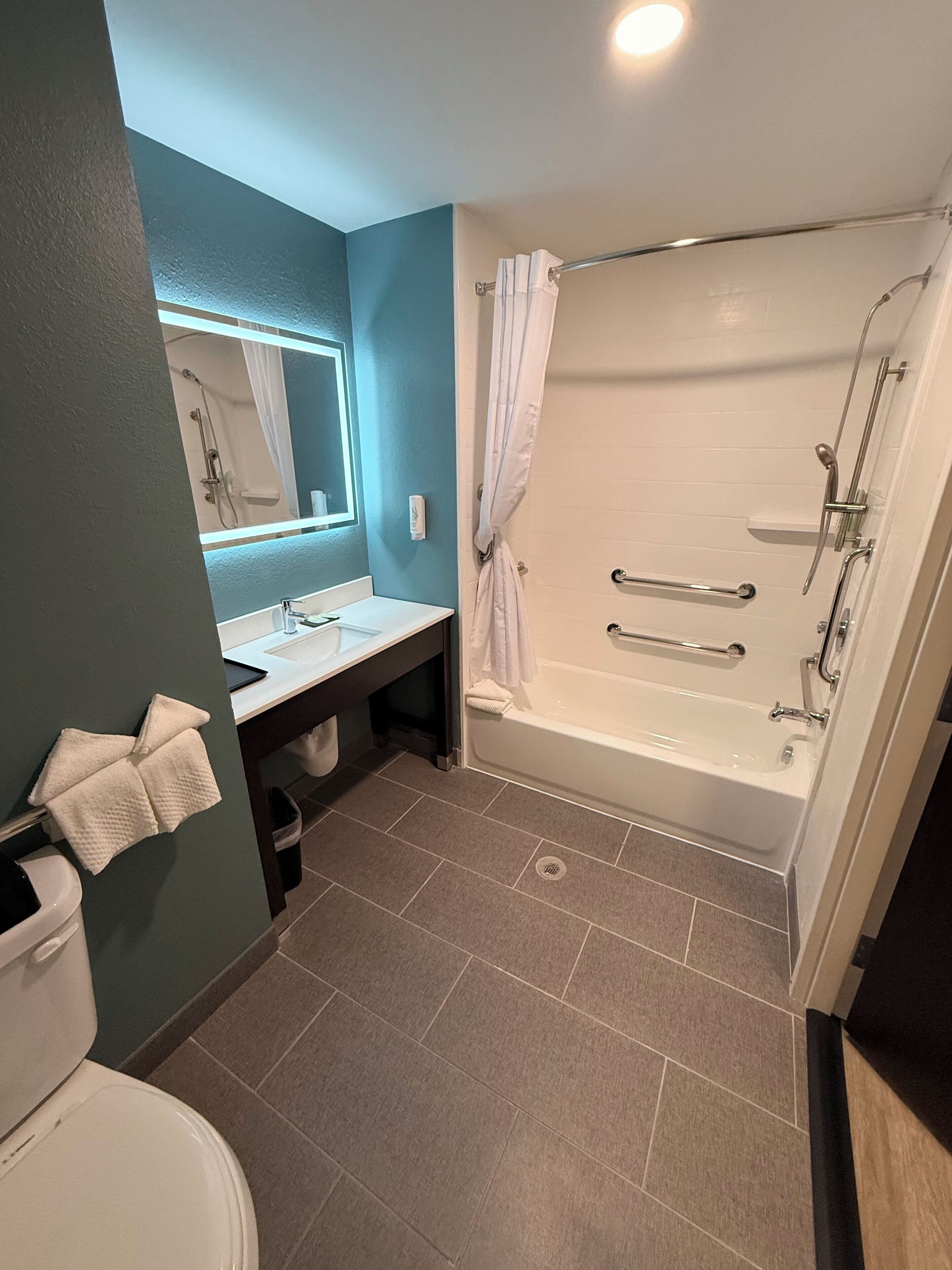 Habitación, 2 camas de matrimonio, accesible para personas con discapacidad, no fumadores | Baño | Secador de pelo, toallas, jabón y champú