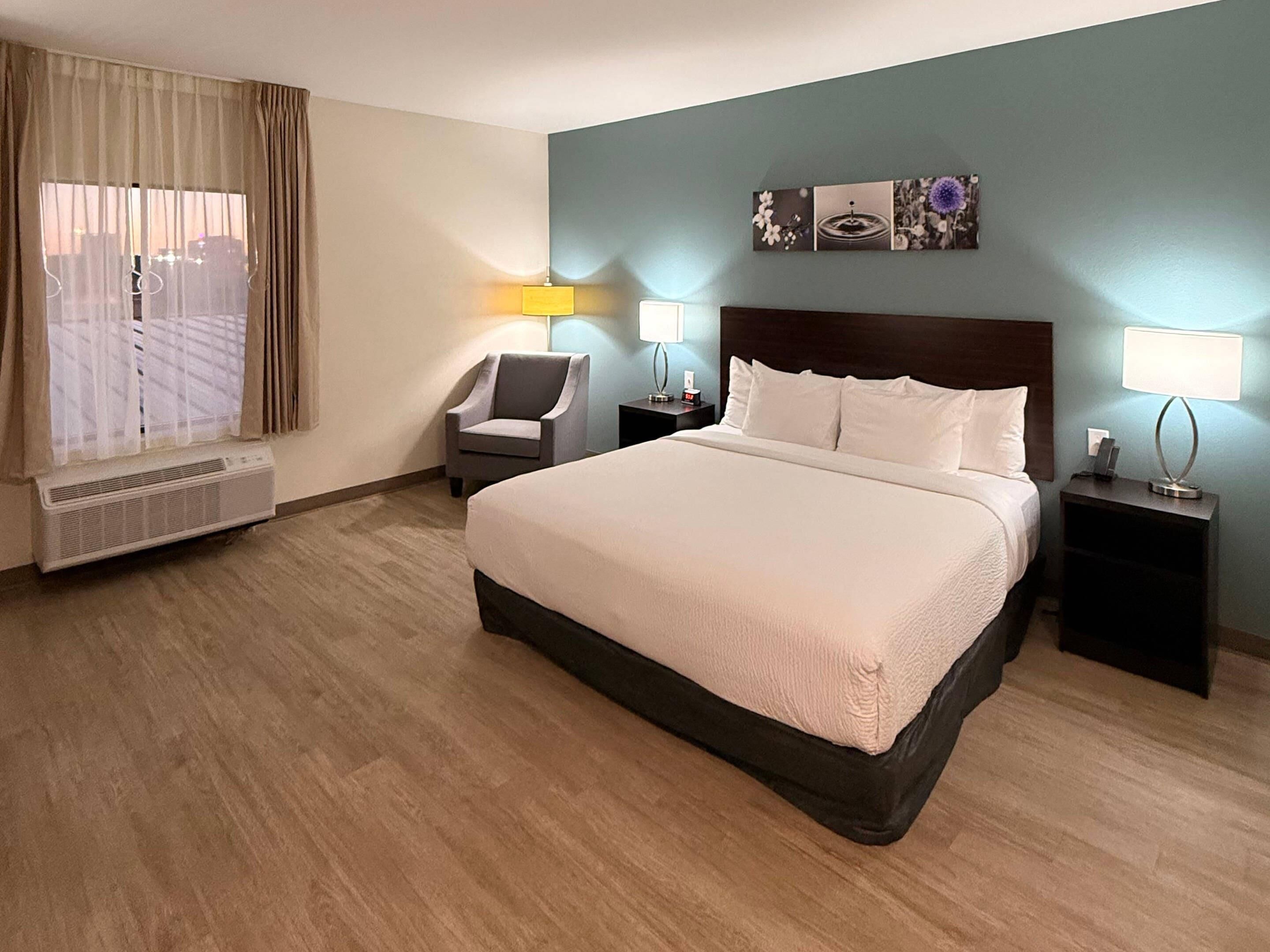 ルーム キングベッド 1 台 バリアフリー 禁煙 | 客室ごとに異なるインテリア、デスク、ノートパソコン用作業スペース、遮光カーテン