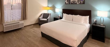 Chambre, 1 très grand lit, accessible aux personnes à mobilité réduite, non-fumeurs | Bureau, espace de travail pour ordinateur portable, rideaux occultants