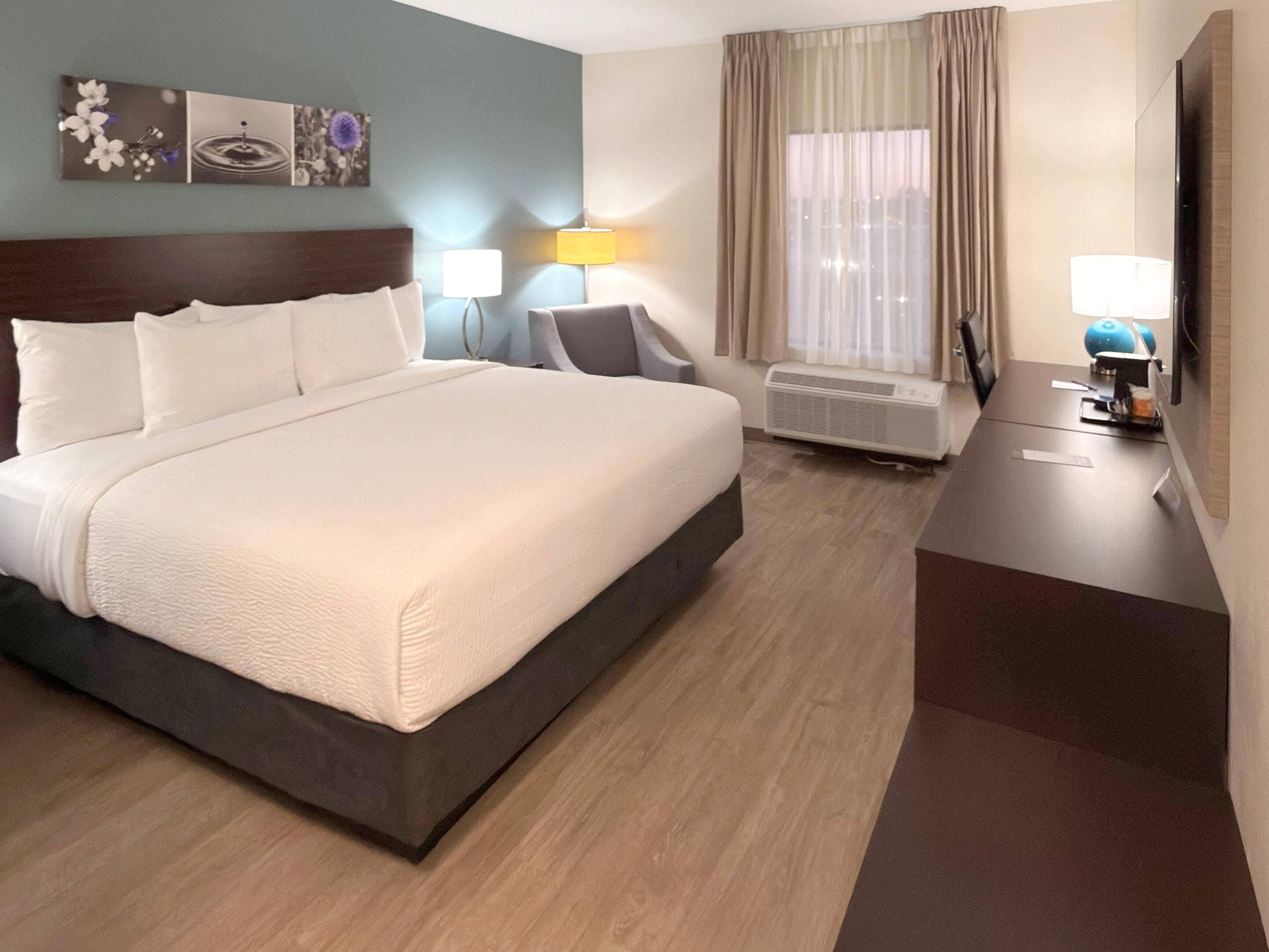 スタンダード ルーム キングベッド 1 台 禁煙 | 客室ごとに異なるインテリア、デスク、ノートパソコン用作業スペース、遮光カーテン