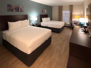 スタンダード ルーム クイーンベッド 2 台 禁煙 | 客室ごとに異なるインテリア、デスク、ノートパソコン用作業スペース、遮光カーテン