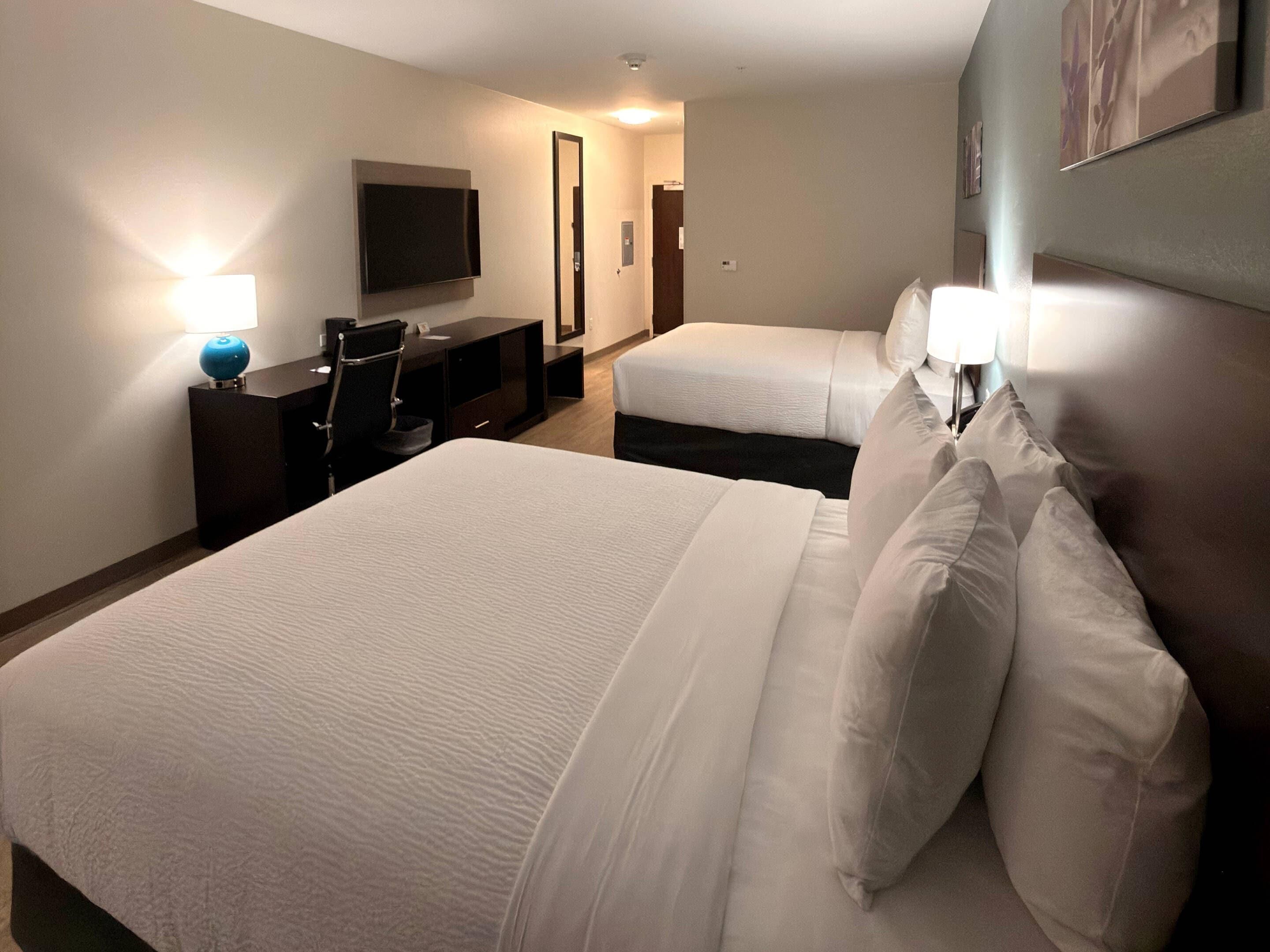 スタンダード ルーム クイーンベッド 2 台 禁煙 | 客室ごとに異なるインテリア、デスク、ノートパソコン用作業スペース、遮光カーテン