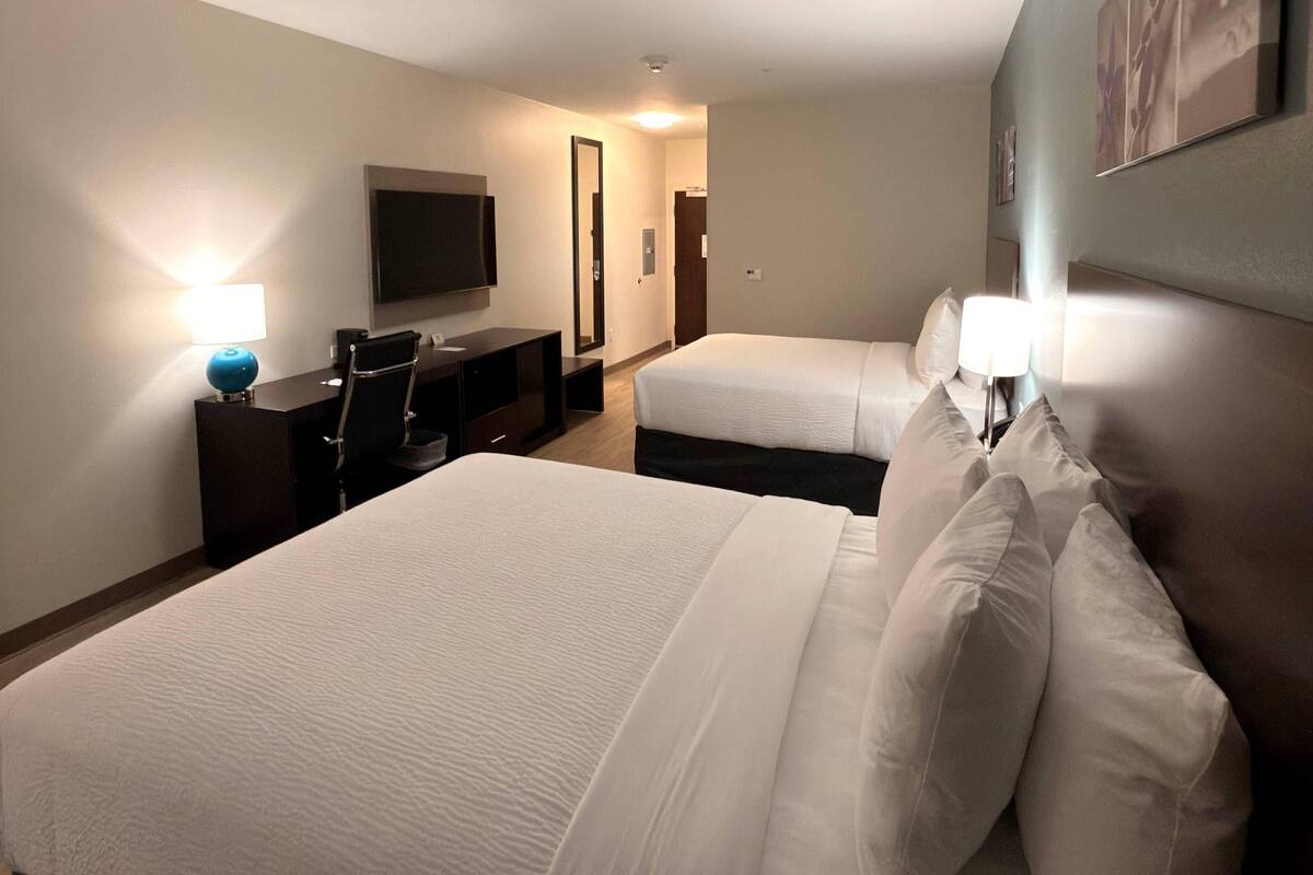 スタンダード ルーム クイーンベッド 2 台 禁煙 | 客室ごとに異なるインテリア、デスク、ノートパソコン用作業スペース、遮光カーテン