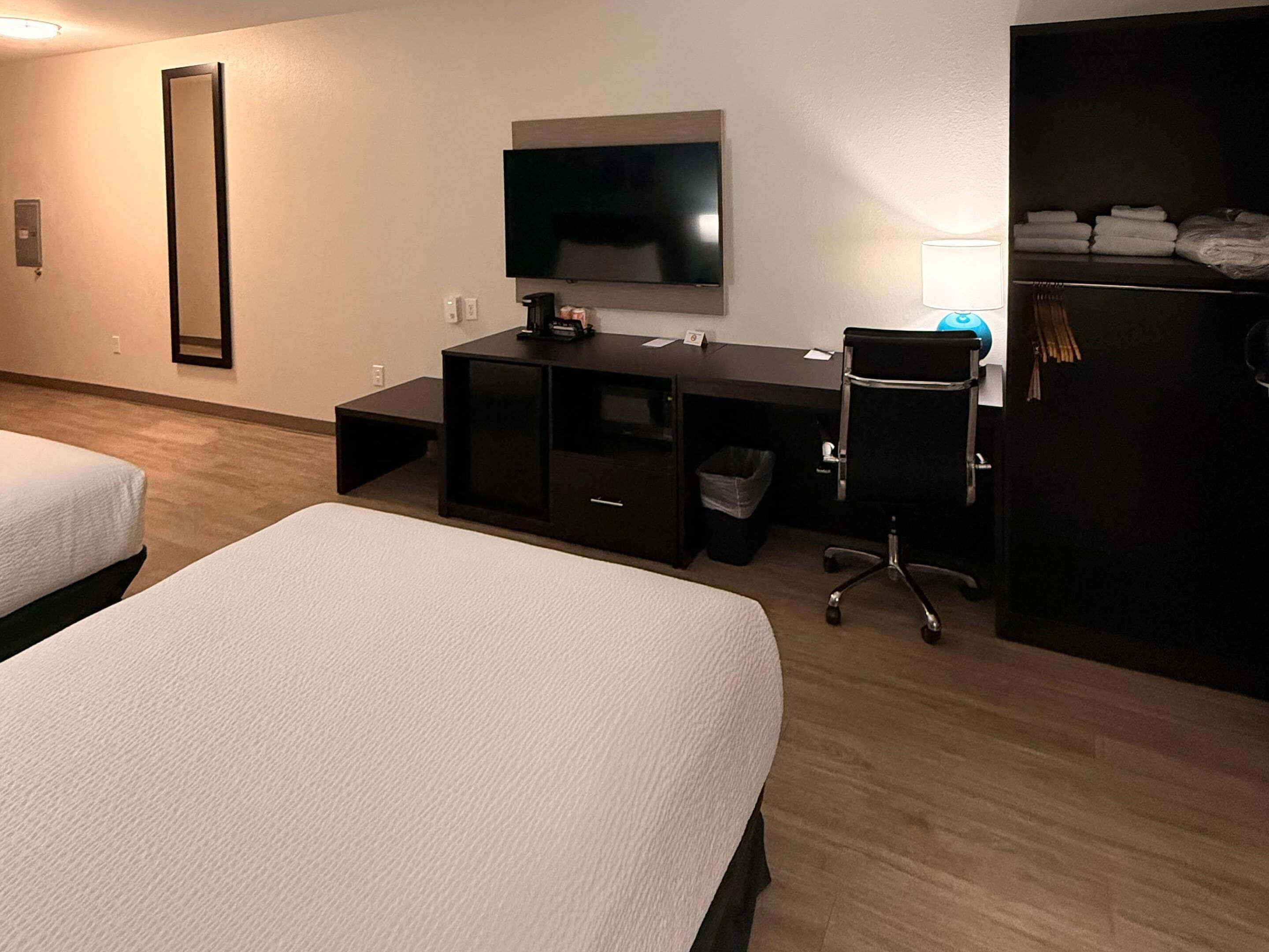 ルーム クイーンベッド 2 台 バリアフリー 禁煙 | 客室ごとに異なるインテリア、デスク、ノートパソコン用作業スペース、遮光カーテン