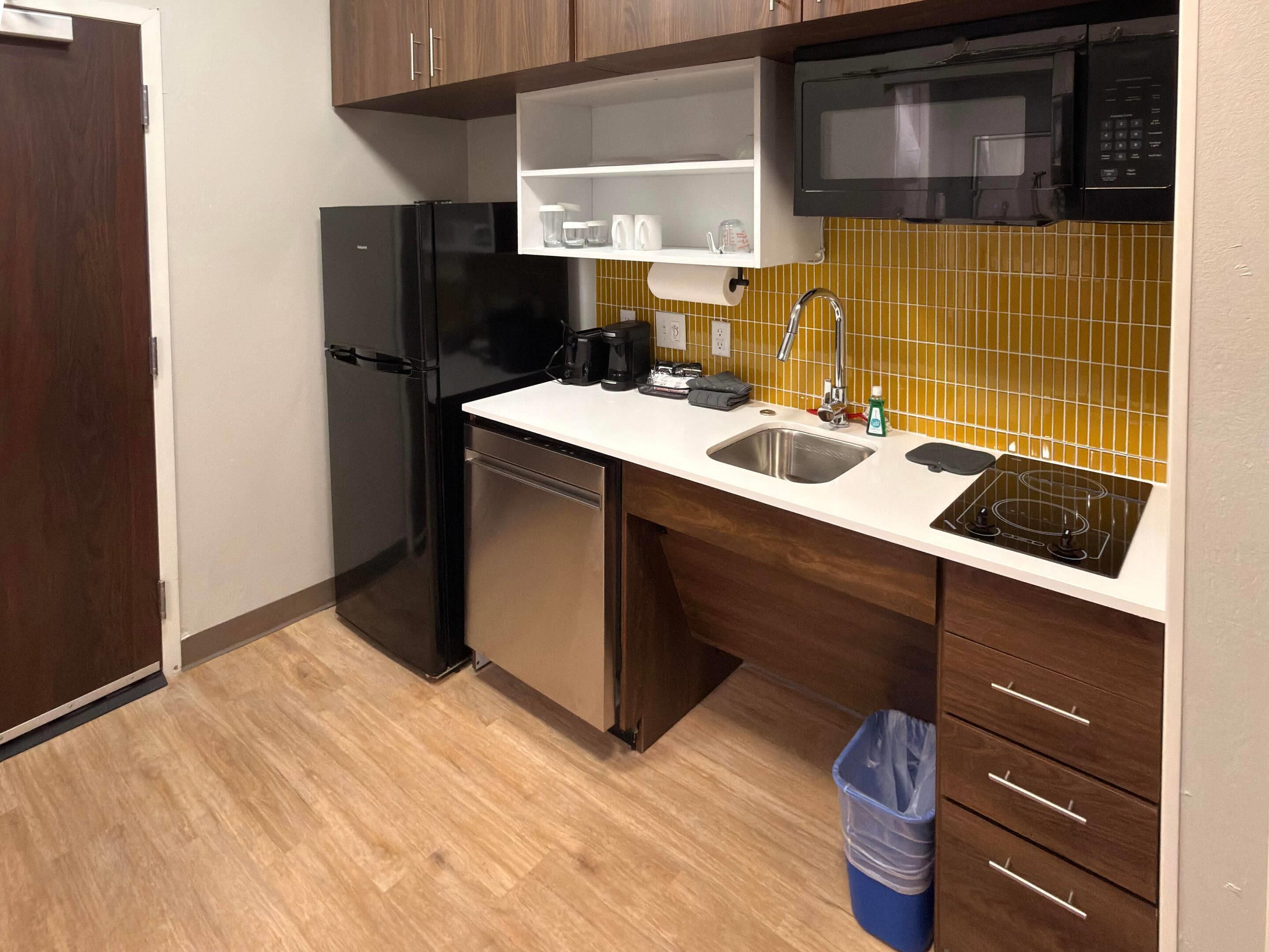 룸, 더블침대 2개, 장애인 지원, 금연 (Efficiency) | 각각 다르게 가구 비치, 책상, 노트북 작업 공간, 암막 커튼