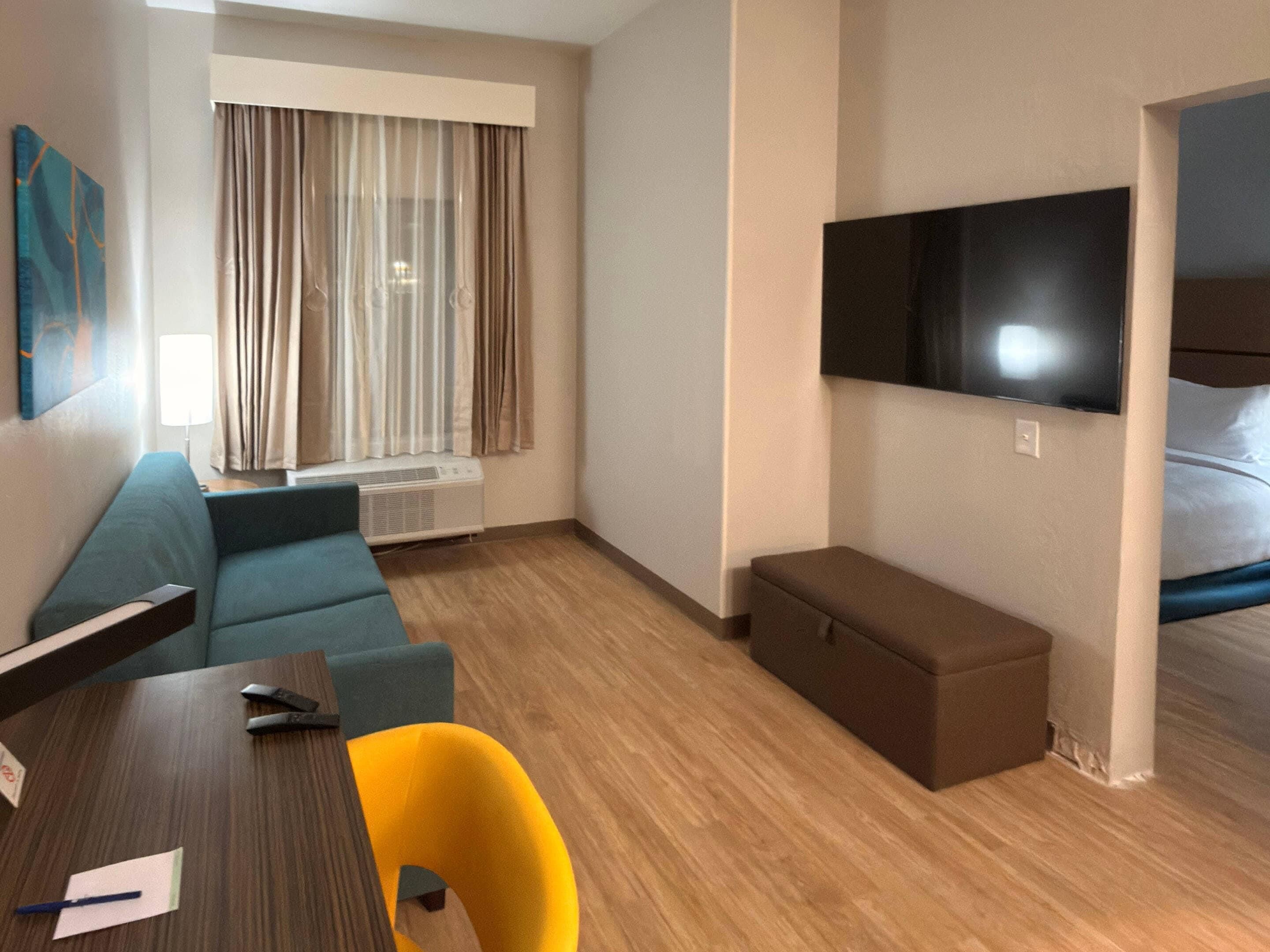 客房, 1 张特大床, 无障碍, 无烟房 (Efficiency) | 特色家居、办公桌、笔记本电脑工作 区、遮光窗帘