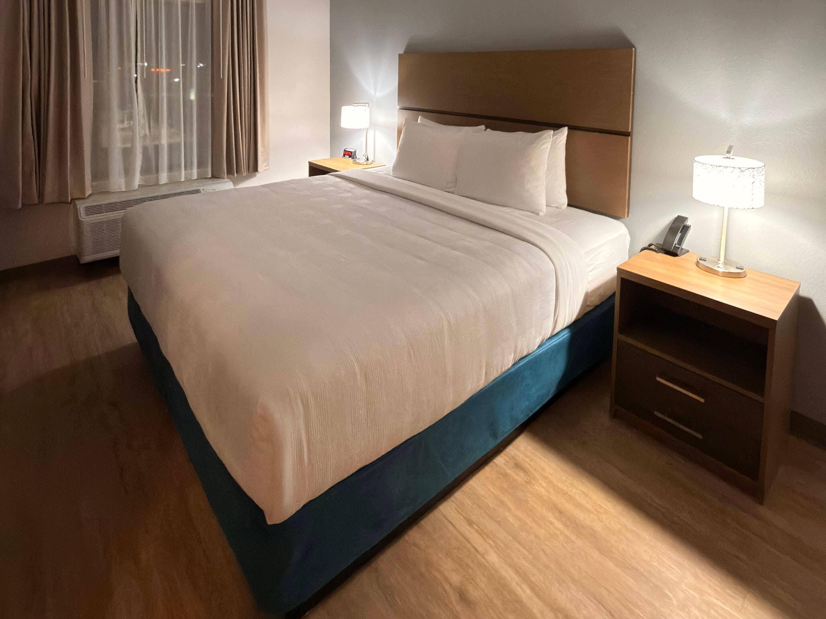 客房, 1 张特大床, 无烟房 (Efficiency) | 特色家居、办公桌、笔记本电脑工作区、遮光窗帘