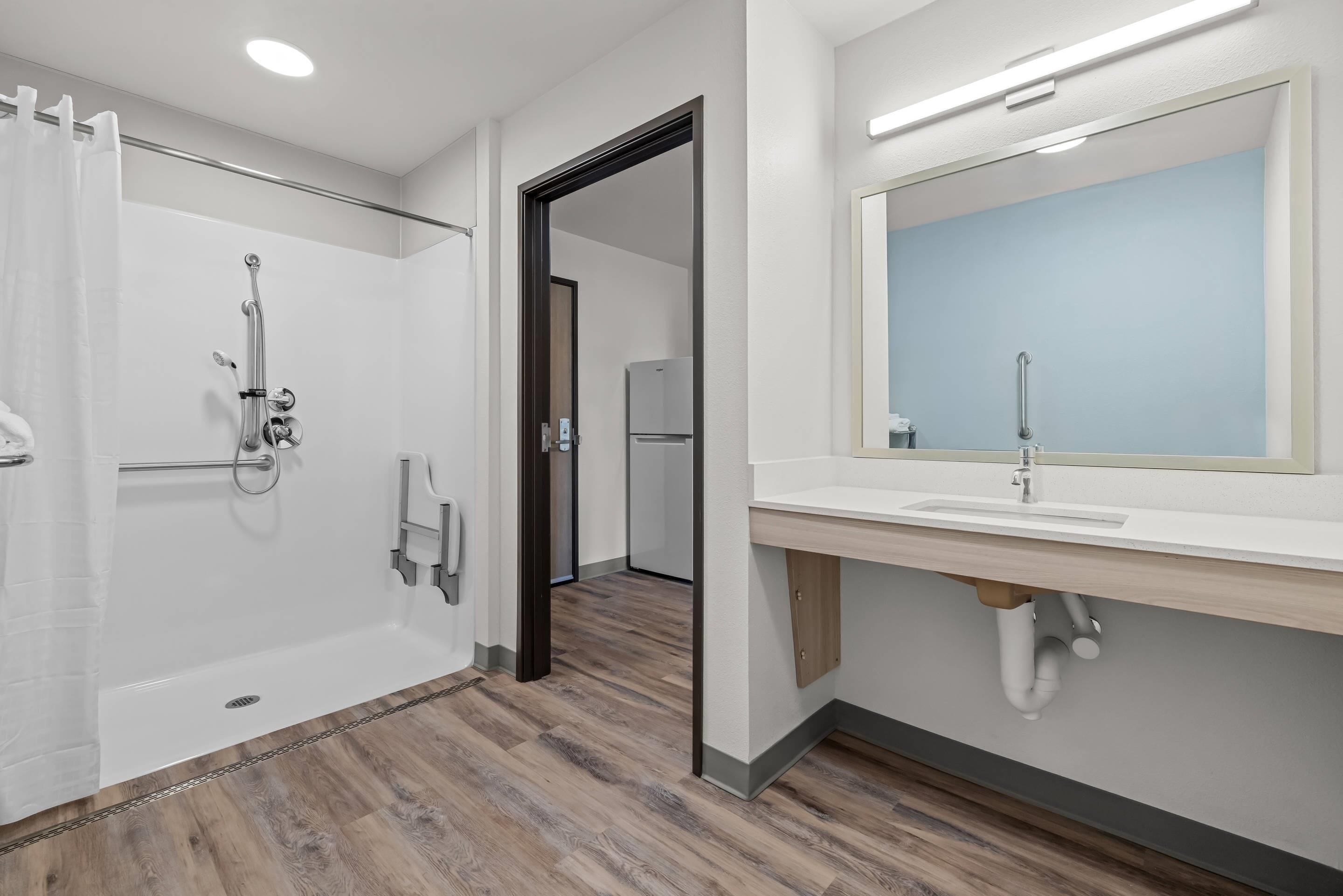 Suite, 1 Queen Bed, Roll-in Shower, Non Smoking | Bathroom | Towels