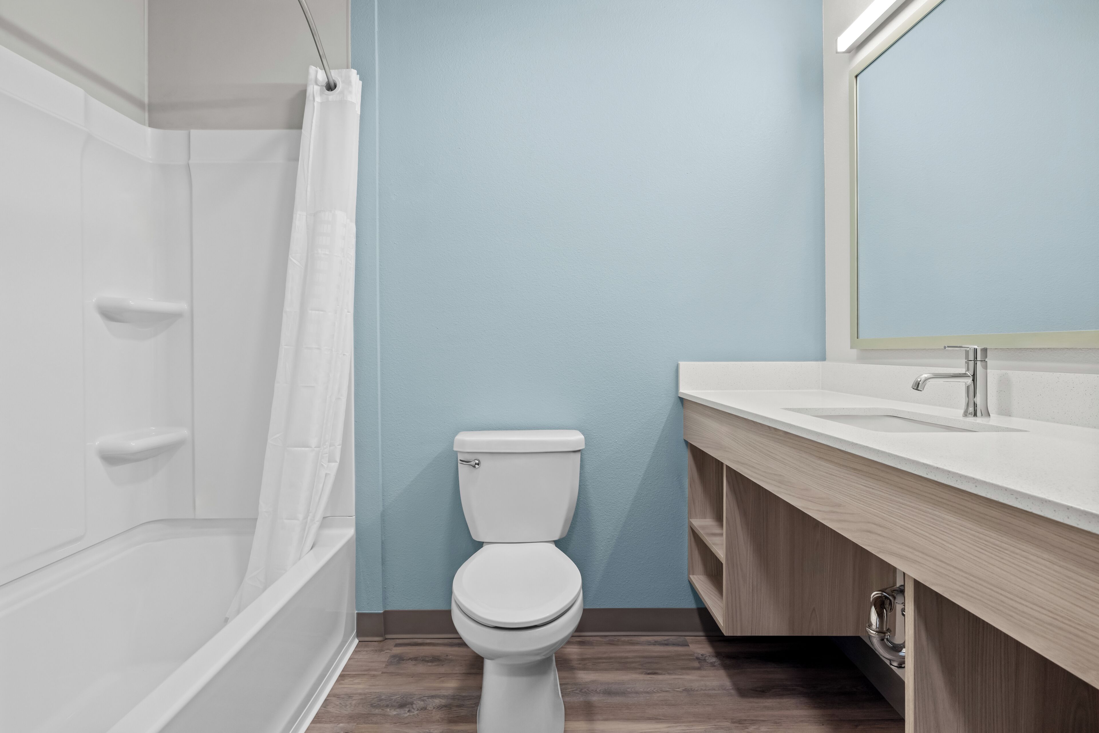 Un bagno con vasca, water e lavandino.