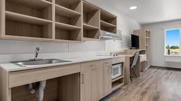 Suite, 1 grand lit, douche accessible en fauteuil roulant, non-fumeur | Accès au Wi-Fi (inclus)
