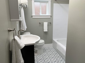 SĂšche-cheveux, serviettes fournies, savon, papier toilette