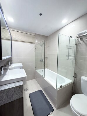 Condo, 1 Bedroom | Bathroom - Cozy Apartment With Private Room in Vibrant Taguig (Taguig)