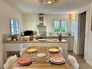 Dining - La Petite Maison du Caillou, a typical 3-star Breton house with a thatched roof (FOUESNANT)