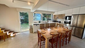 Jääkaappi, mikroaaltouuni, uuni, astianpesukone