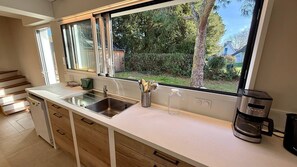 Jääkaappi, mikroaaltouuni, uuni, astianpesukone