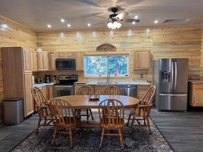 Fridge, microwave, oven, stovetop - Delightful 3-bedroom house located at Spring Hill perfect for your getaway (Anaconda)