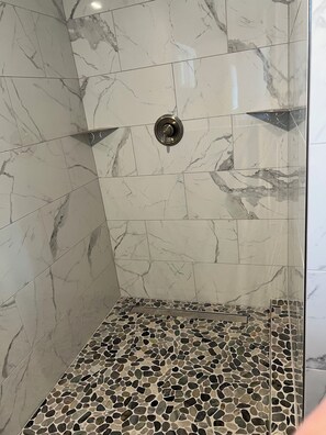 Douche, baignoire à jets, serviettes fournies, papier toilette