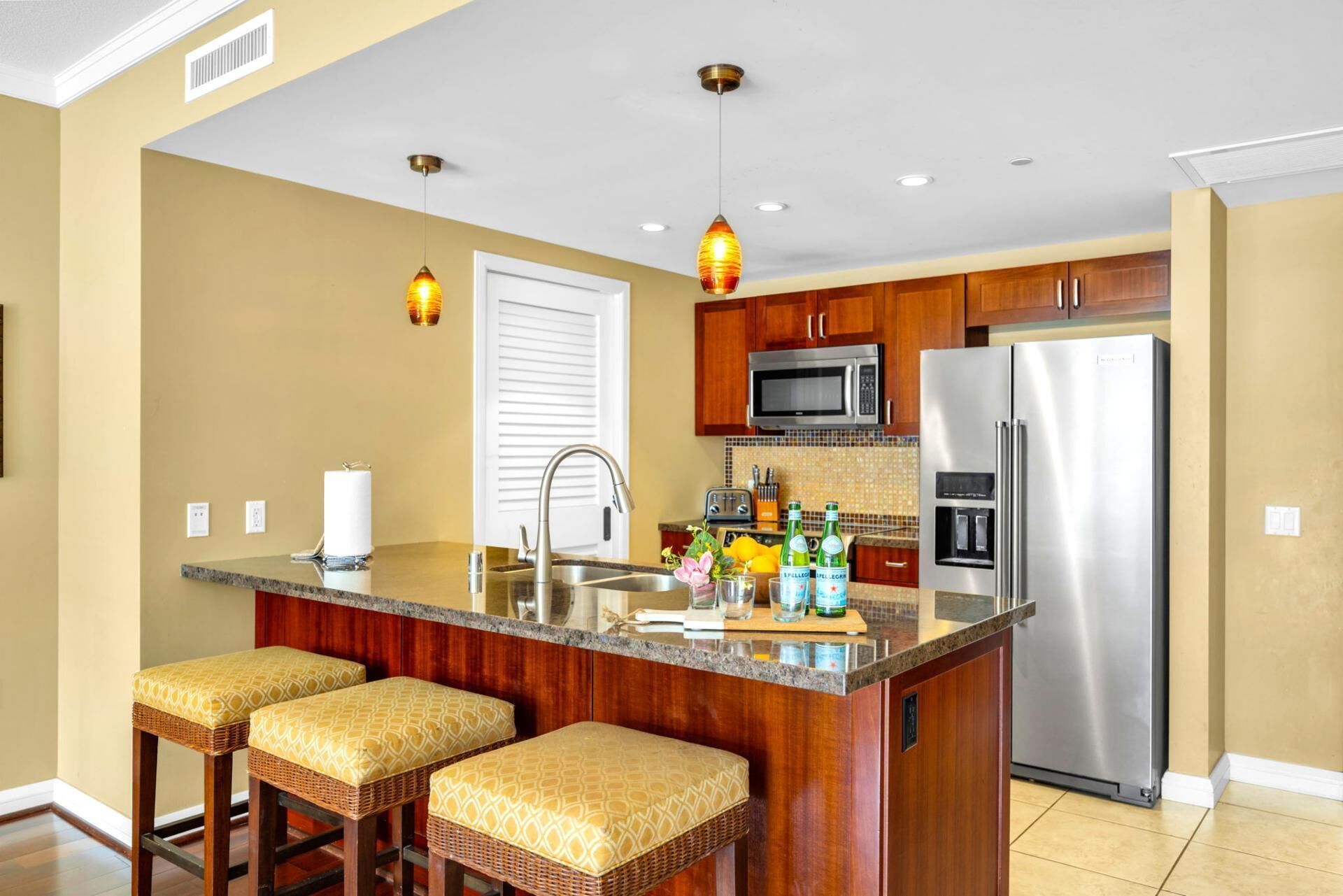 Microondas, horno, lavavajillas y cafetera y tetera 