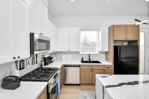 Fridge, microwave, oven, stovetop - Elite Houston Hotspot -Minutes from NRG Stadium & Med Center & Downtown HTX (Houston)