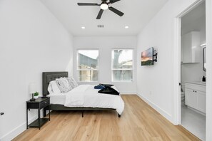 3 bedrooms, in-room safe, desk, iron/ironing board - Elite Houston Hotspot -Minutes from NRG Stadium & Med Center & Downtown HTX (Houston)