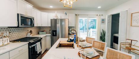 Mikrobølgeovn, ovn, kokeplater og oppvaskmaskin